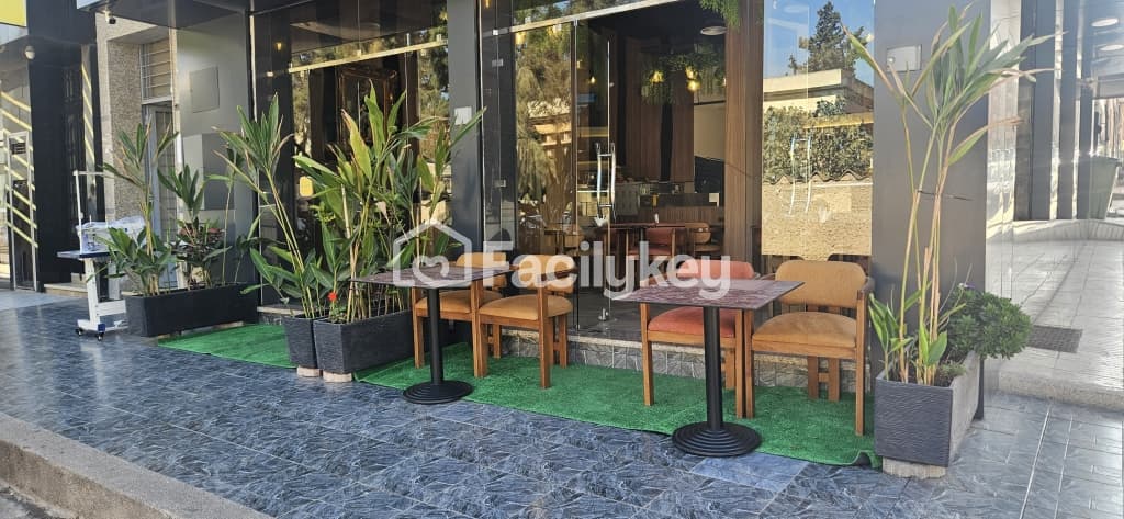 Local commercial de 230 m² à Casablanca - 2